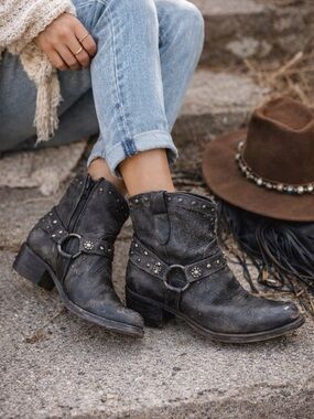 Lyard Distressed Leather Harness Moto Western Boots Studded Size 7